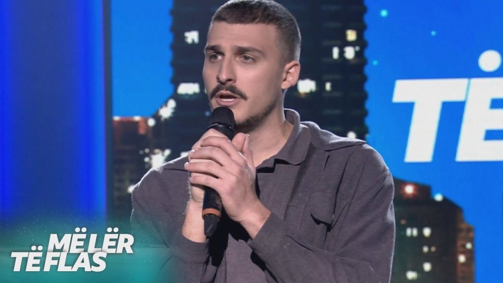 Stand Up Comedy/ Timoleoni, publiku nuk ndalet së qeshuri me të! – Më lër të flas
