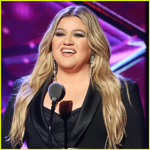 Kelly Clarkson Tells Fans to Only ‘Throw Diamonds’ At Her During Las Vegas Residency Show