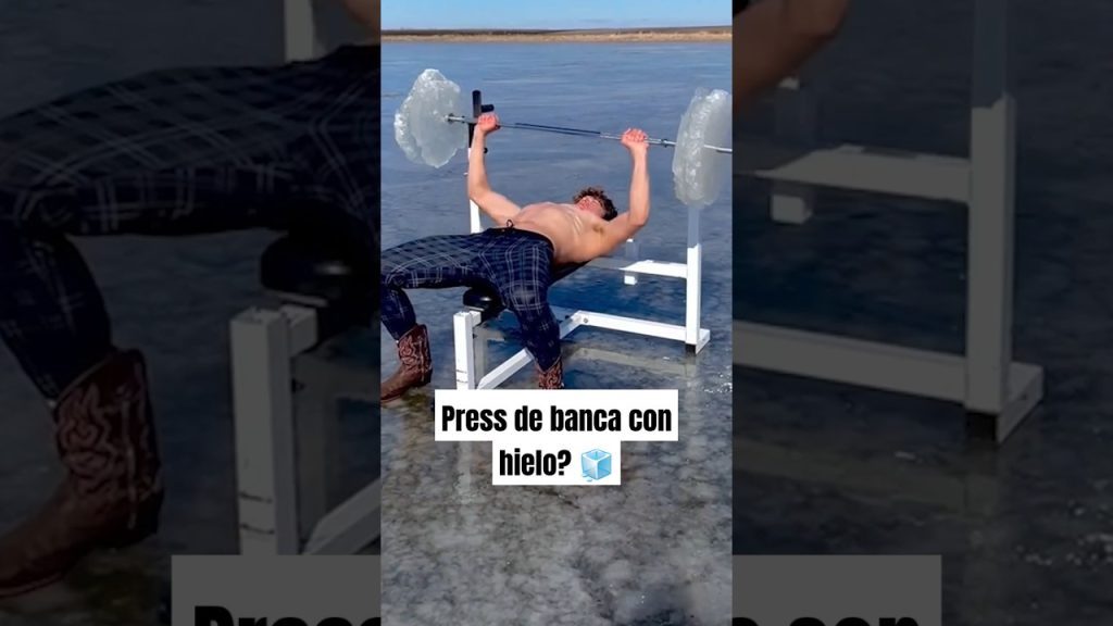 Press de banca con hielo? #gym #fitness #pressbanca #powerlifting #bodybuilding