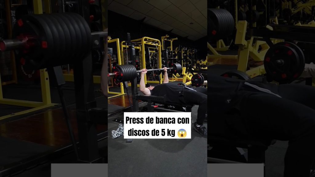 Press de banca con discos de 5 kg #gym #pressbanca #bodybuilding #fitness