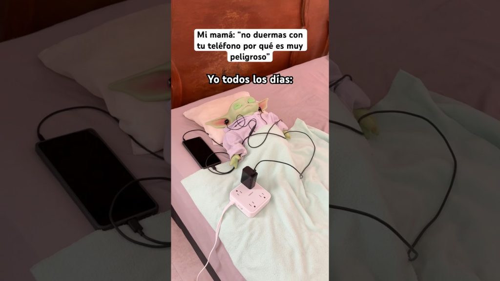 Siempre duermo con mi teléfono💀 #humor #meme #babyyoda #telefono