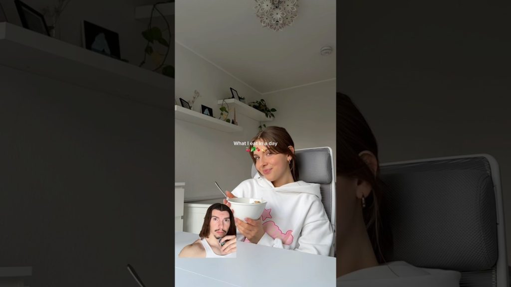 What a FITNESS INFLUENCER Eats! (Fat Loss Coach Reacts) #fitness