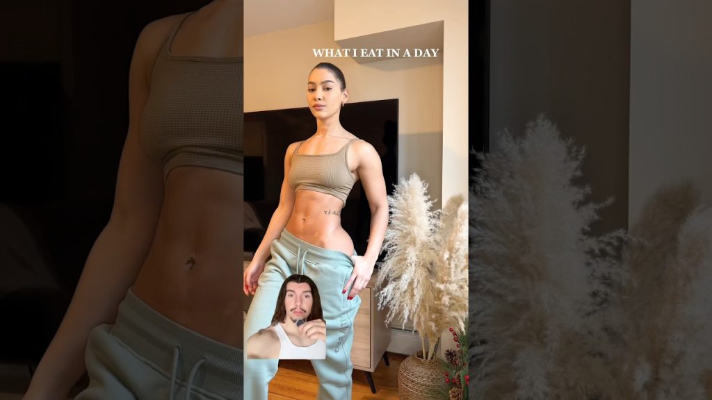 What a FITNESS INFLUENCER Eats! (Fat Loss Coach Reacts) #fitness