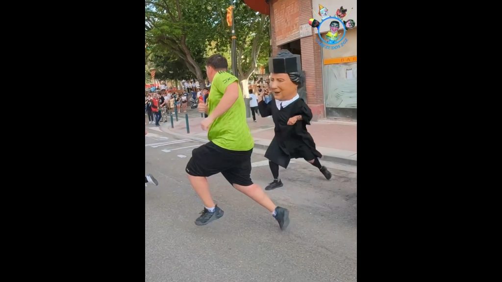 Podrías escapar?? 😱🤷🏻‍♂️ #cabezudos #entertainment #zaragoza #dance