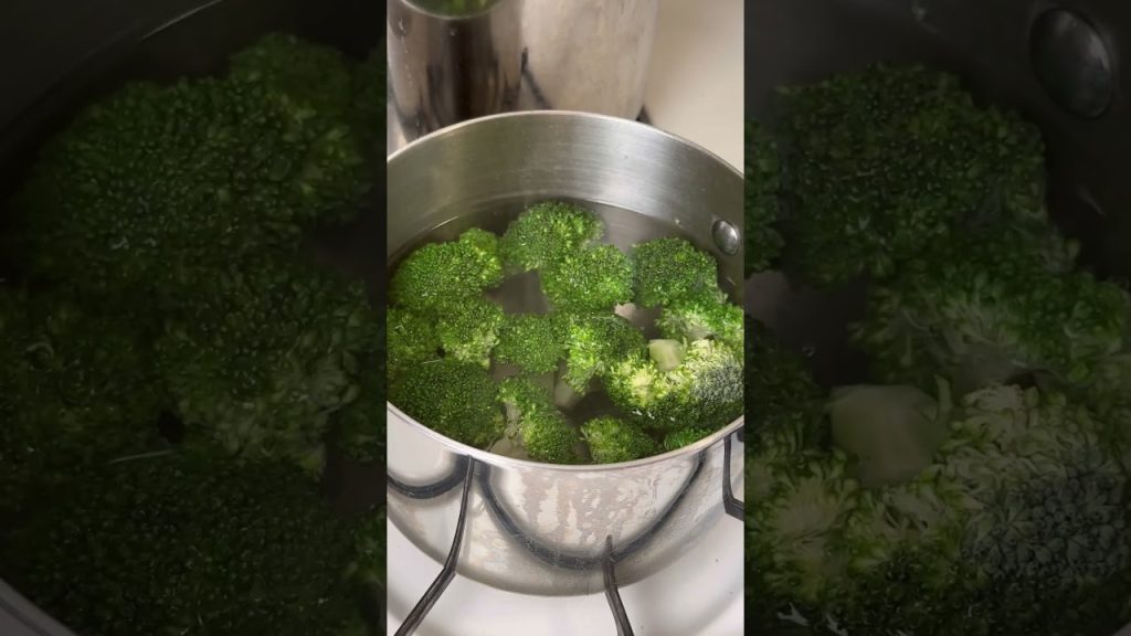 Blanching broccoli the right way. #food #recipe #cooking #healthy #dinner #salad #vegetables #foodie