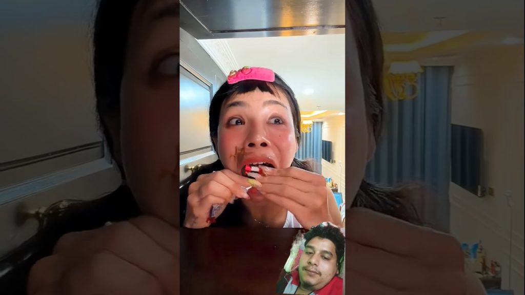 She died and lived for the snacks👻🍿 #Shorts #funny #trending