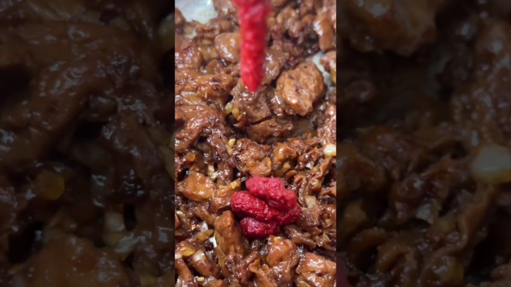 Omas veganer Gulasch 🫑 #vegan #veganschweiz #rezept_hub #eier #rezept #bratkartoffeln #food #recipe