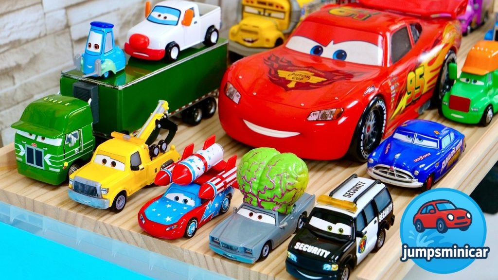 Disney Cars Minicar ☆ 色んなカーズのミニカーがDIYの木のスロープを走って水に飛び込む♪