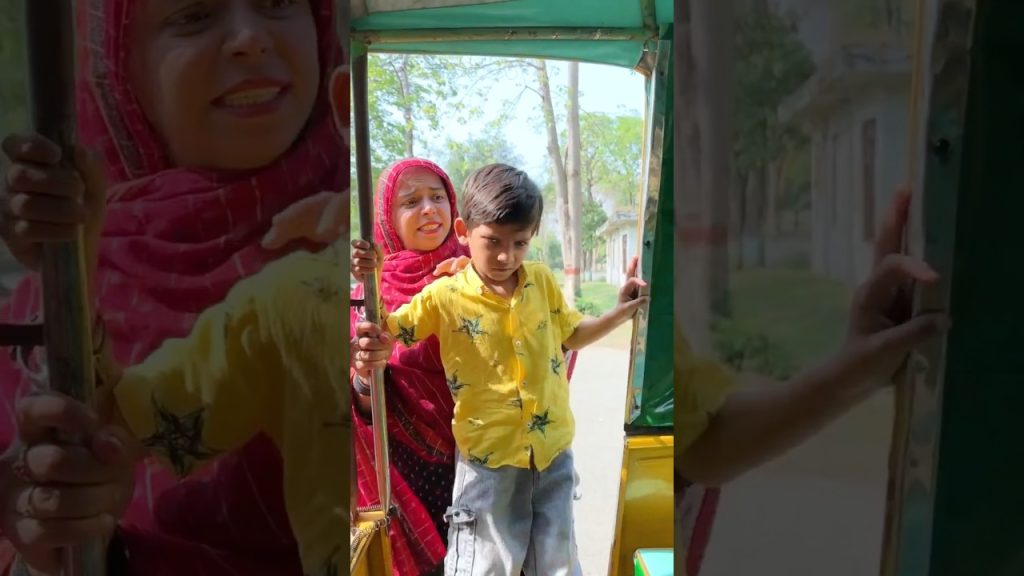 Essa mama ko rickshaw main ku ni bethny day rahi #ytshorts #funny #entertainment