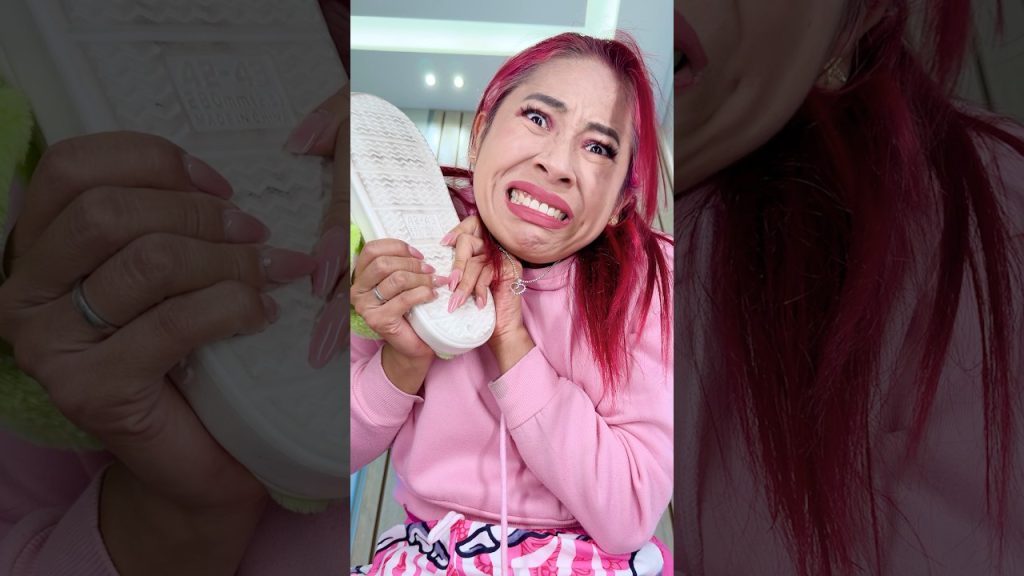 La cucaracha logró distraerme 🤣 @LayaraOficialMusic #layara #funny #viralshorts