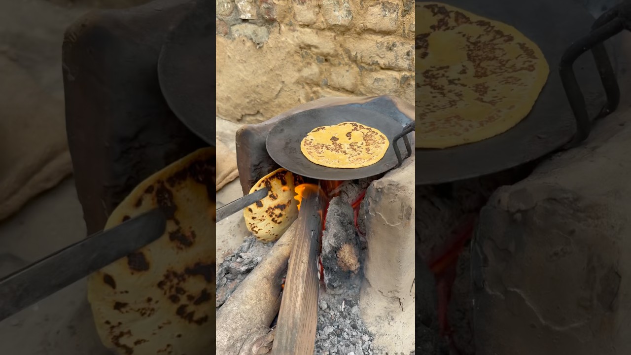 माँ के हाथ की मिसी रोटी #Missi roti #maa#viral #food #recipe #cooking #song #indianfood #villagelife