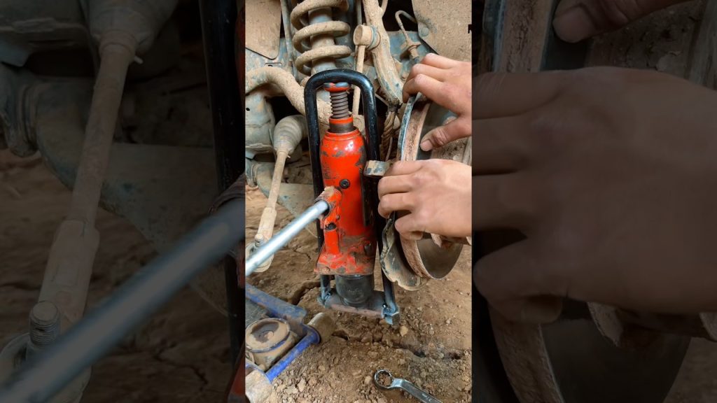 Smart DIY Ball Joint Removal Tool Hack #balljoint #carrepair #mechanic #diymechanic #automotive