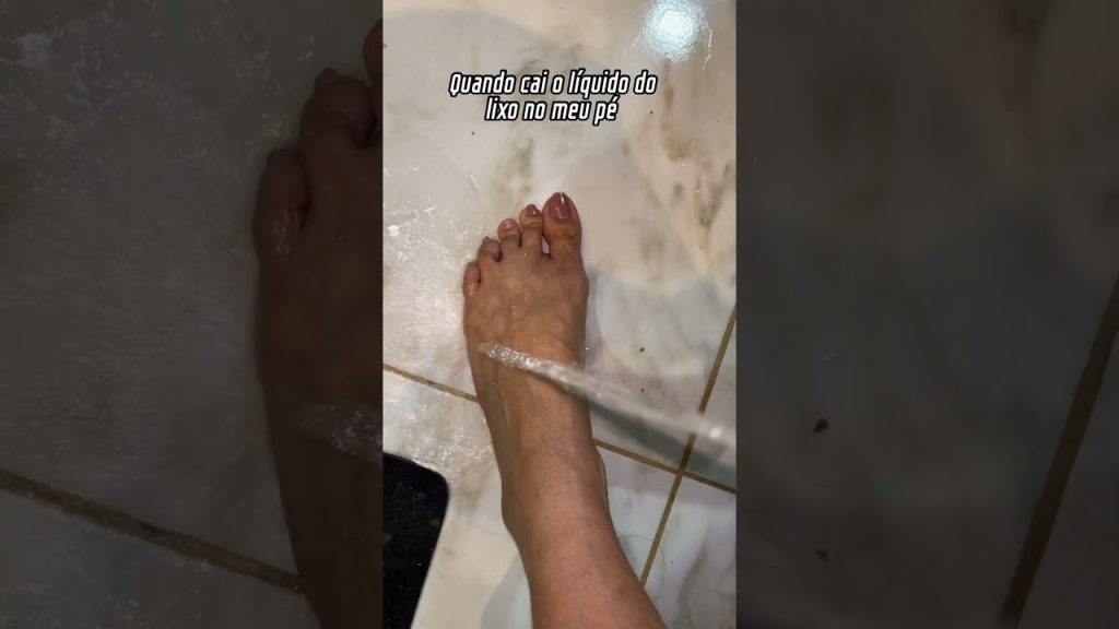 Quando cai o líquido do lixo no meu pé #comedy #humor #memes #funny