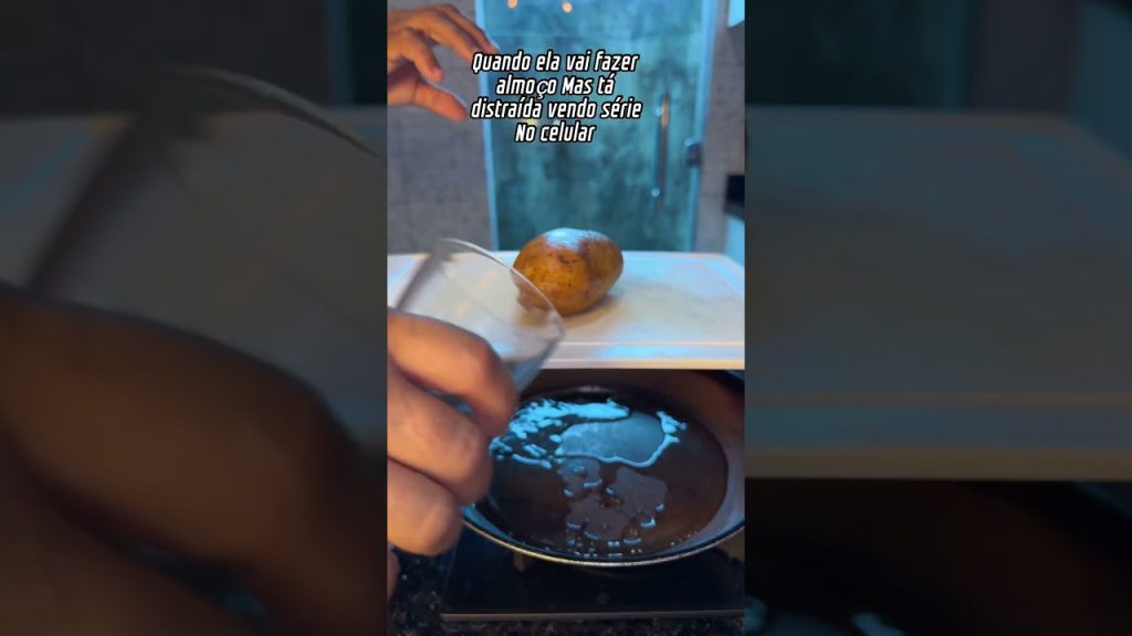 Quando ela vai fazer almoço mas tá distraída na série #comedy #humor #funny #memes